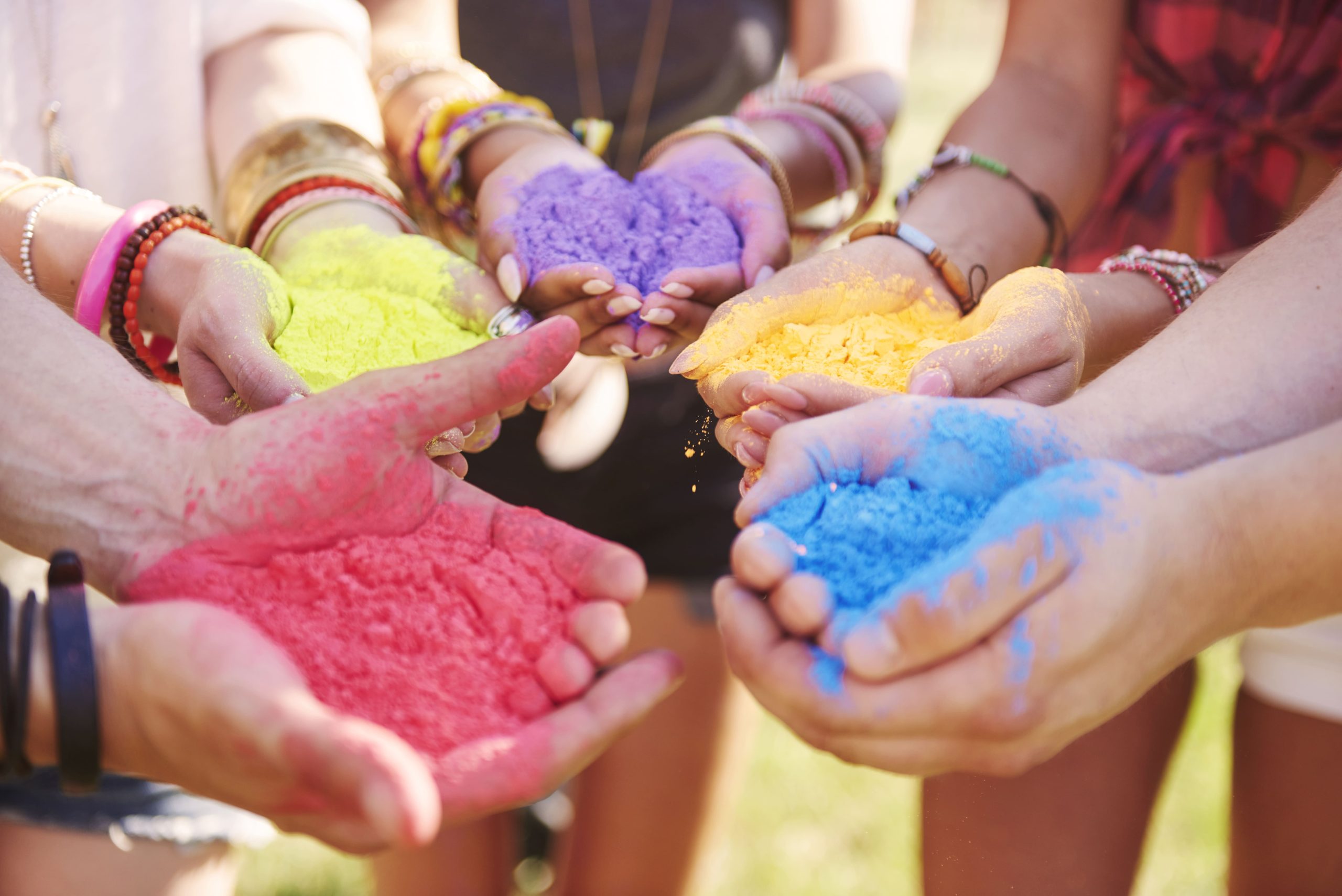 manos colores en polvo - grupoprime